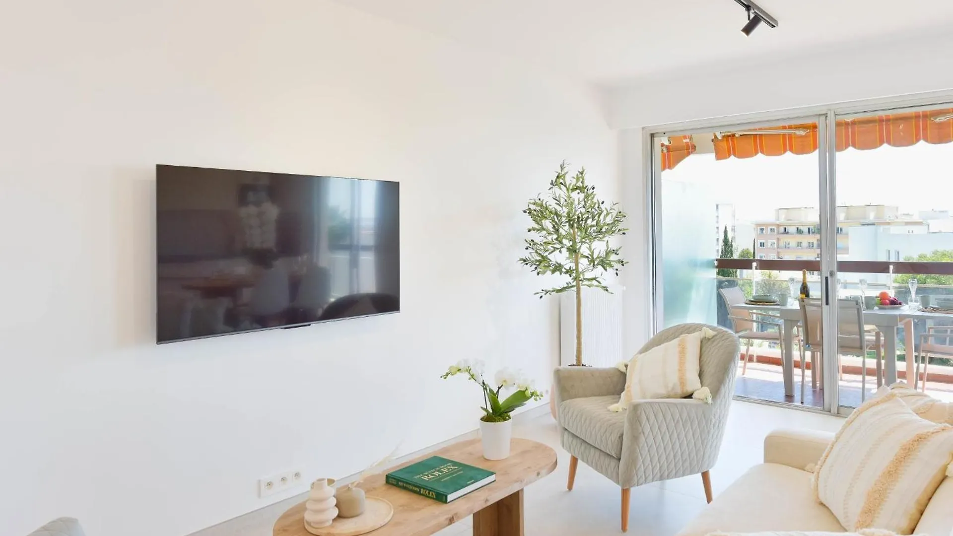 Luxury 1-Br Apartment Sea View Parking Vallauris 0*,  Francja