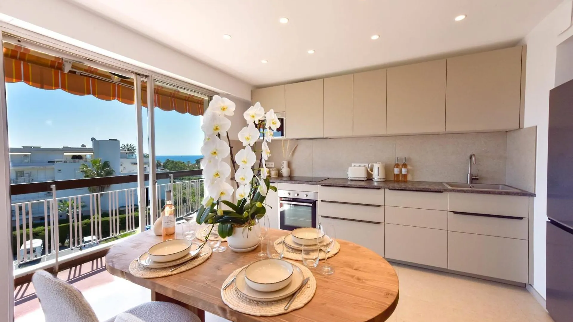 Luxury 1-Br Apartment Sea View Parking Vallauris Francja