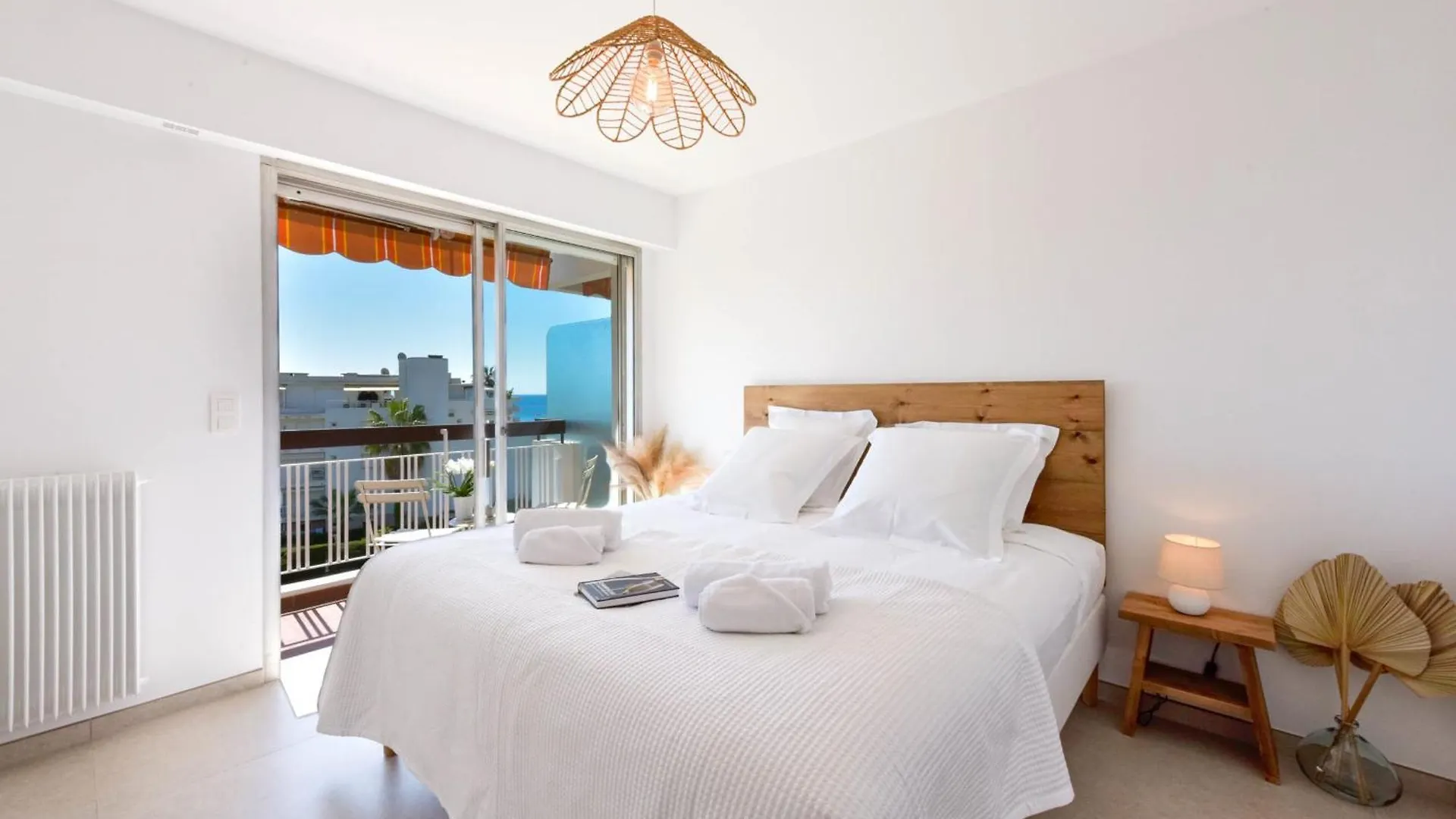 Luxury 1-Br Apartment Sea View Parking Vallauris 0*,  Francja