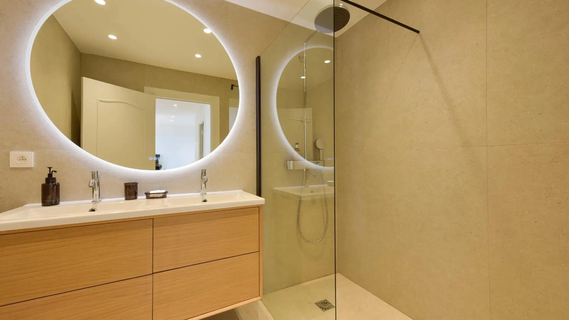 Luxury 1-Br Apartment Sea View Parking Vallauris Francja