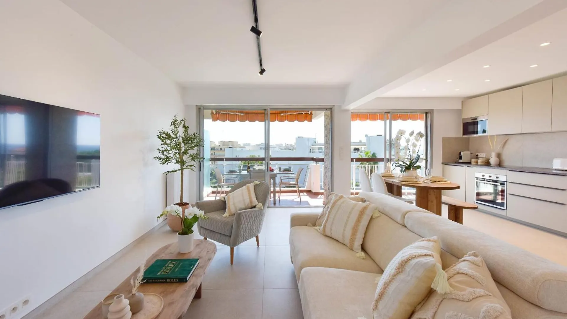 Luxury 1-Br Apartment Sea View Parking Vallauris Francja