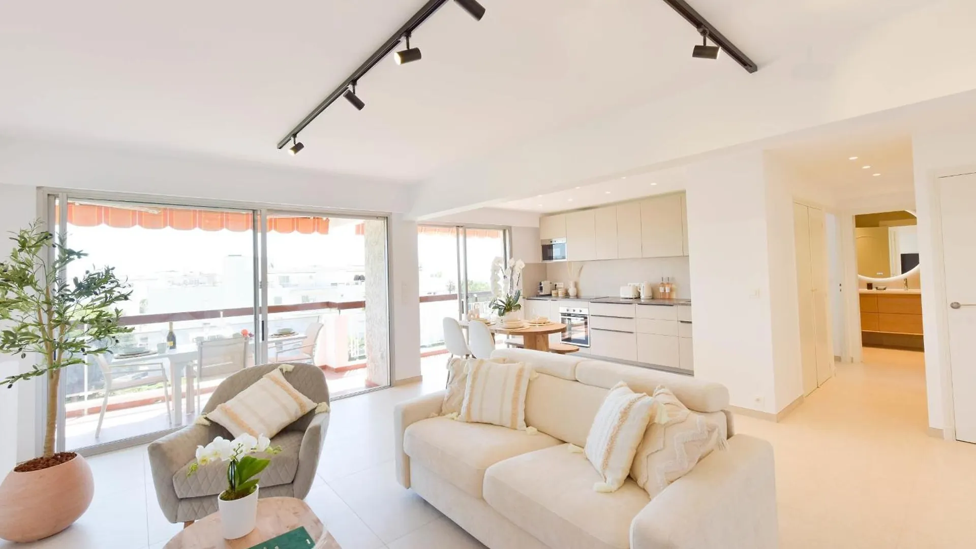 Luxury 1-Br Apartment Sea View Parking Vallauris 0*,  Francja