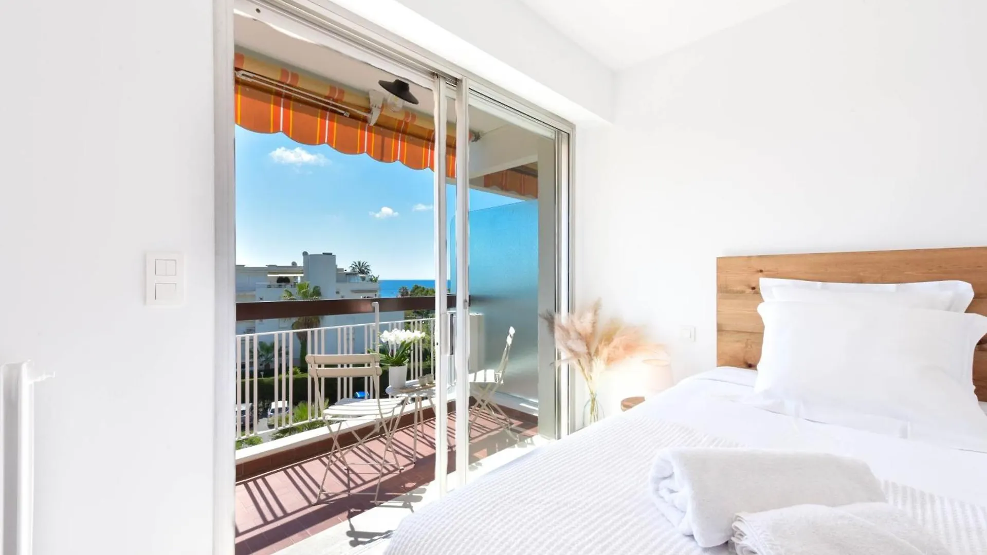 Luxury 1-Br Apartment Sea View Parking Vallauris Francja